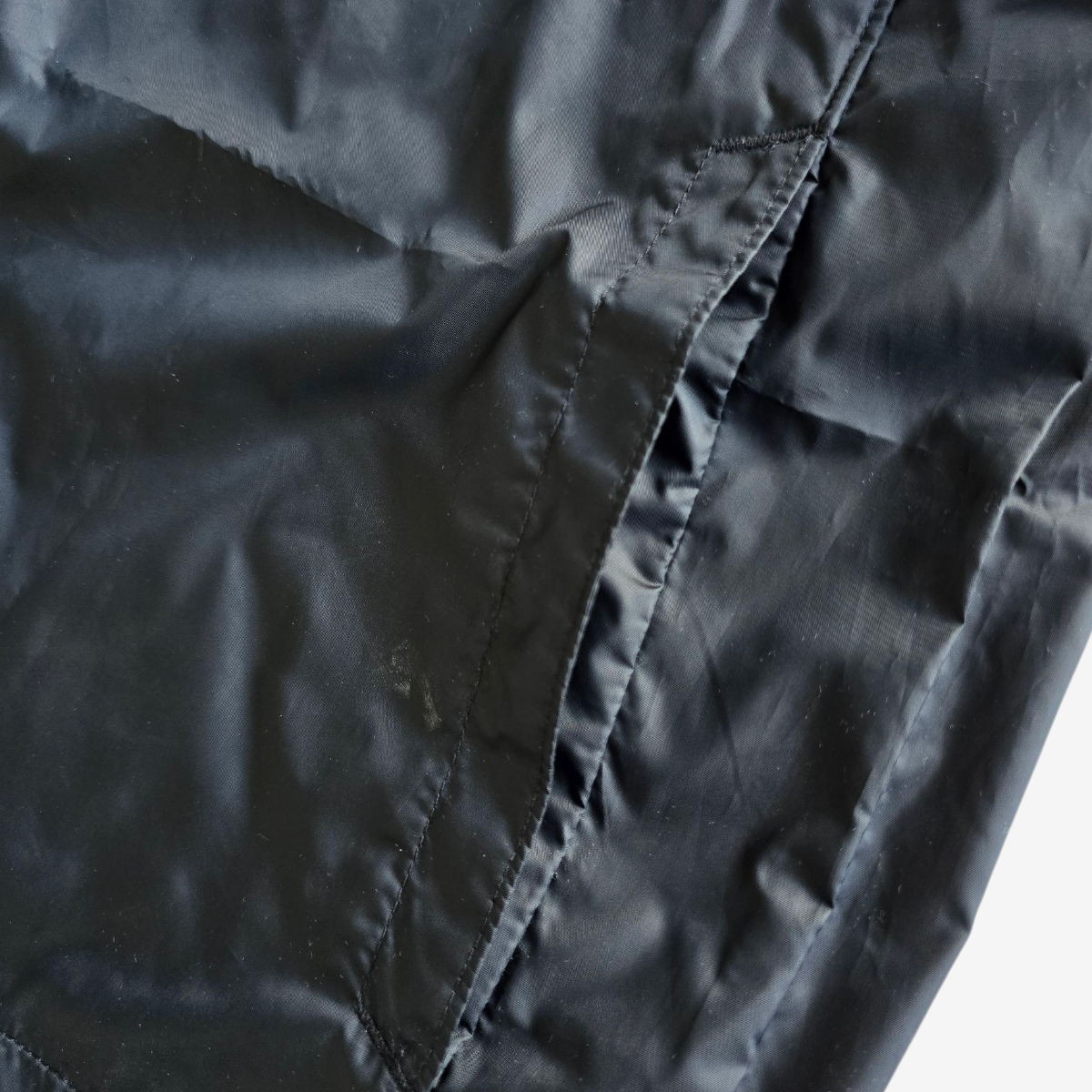 Chamarra Rompevientos COLUMBIA ligera impermeable Gris Negro Casual Hombre Talla M con gorro XM8606-028